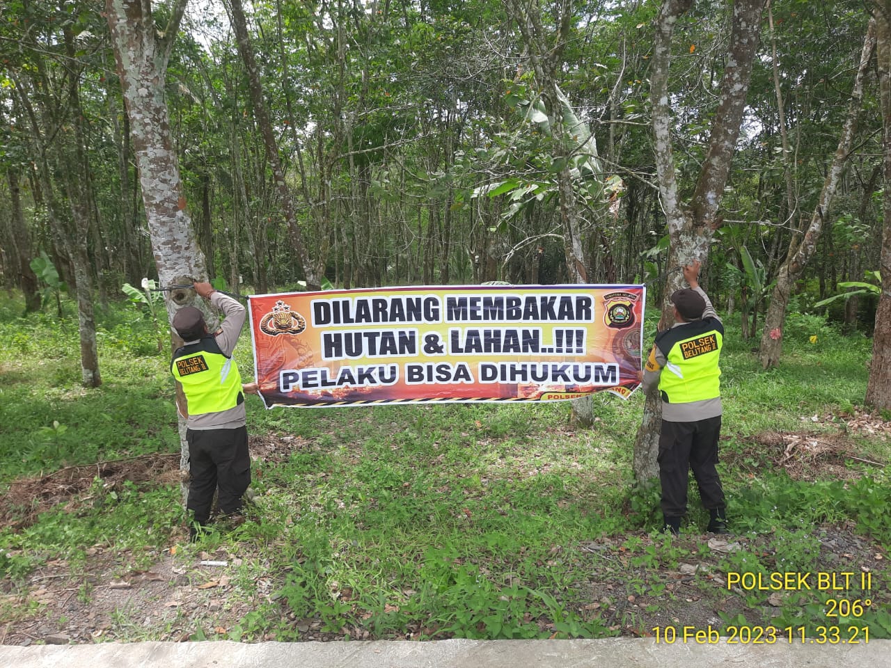 Anggota Polsek Belitang II Pasang Spanduk Larang Membakar Lahan dan Hutan