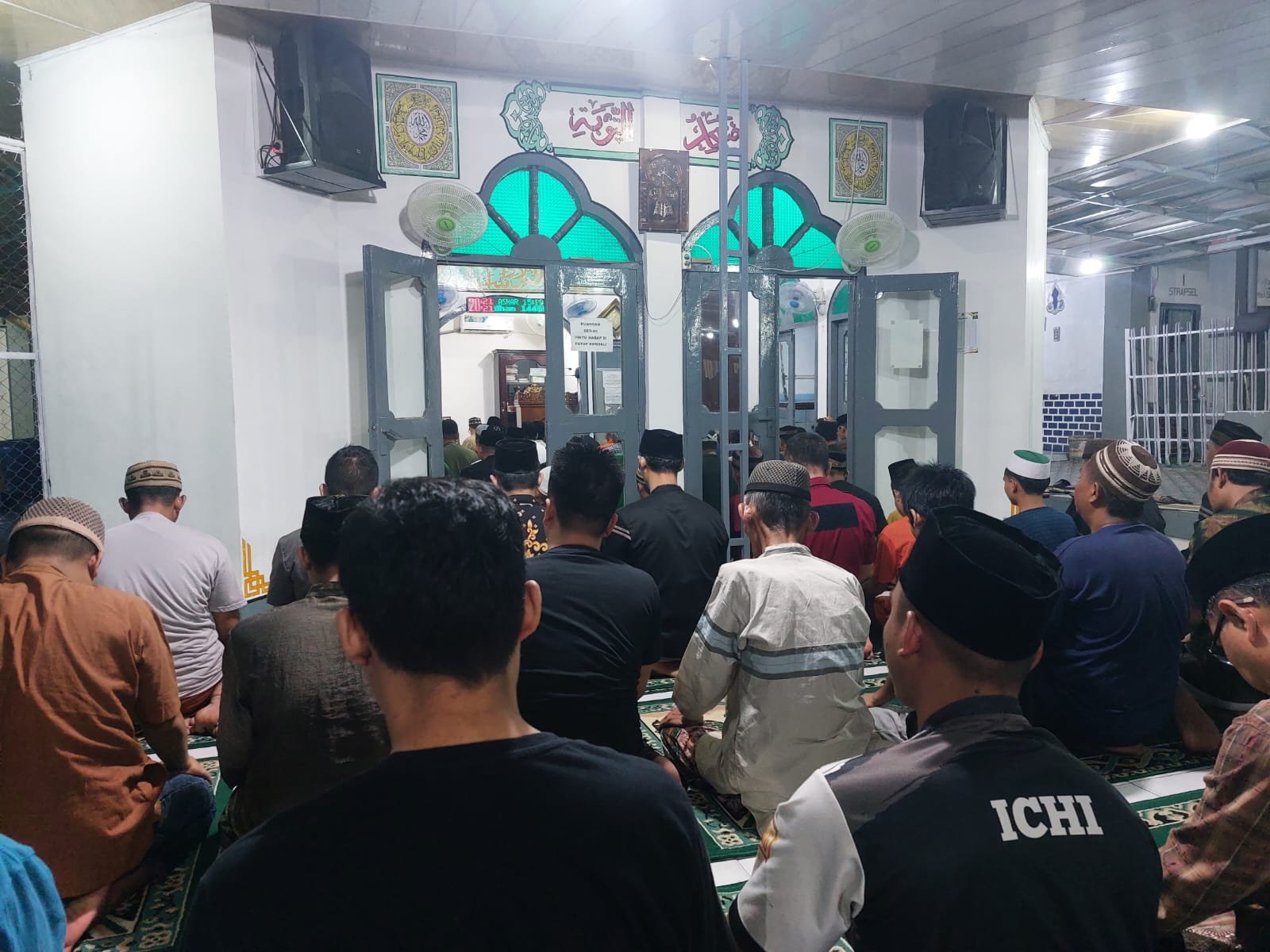 Ratusan Warga Binaan Khusyuk Sholat Tarawih Bersama Kalapas Martapura