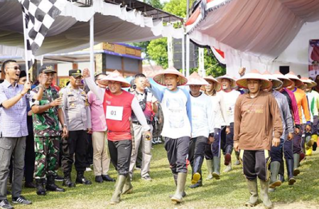 HUT RI 79, Ketua GOW dan Wakil Bupati OKU Timur Meriahkan Lomba Gerak Jalan dan Karnaval Budaya