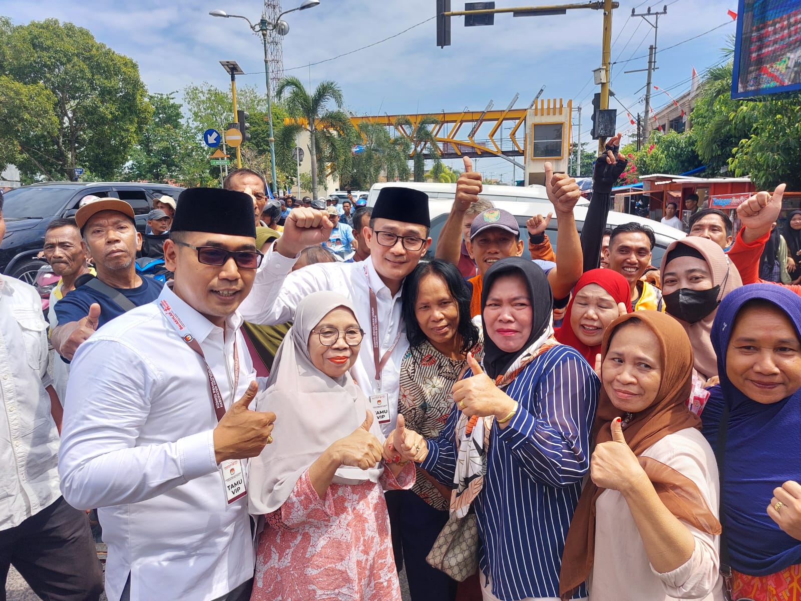 Mengagumkan, Naik Kereta Wisata Fery-Herly Diantar Ribuan Masyarakat ke KPU OKU Timur 