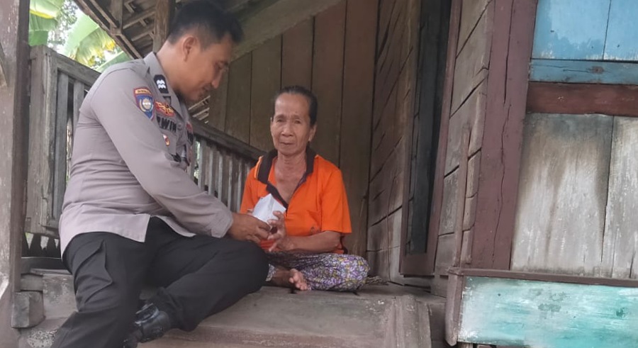Polsek Cempaka OKU Timur Bagikan Paket Makanan untuk Warga Menanga Tengah