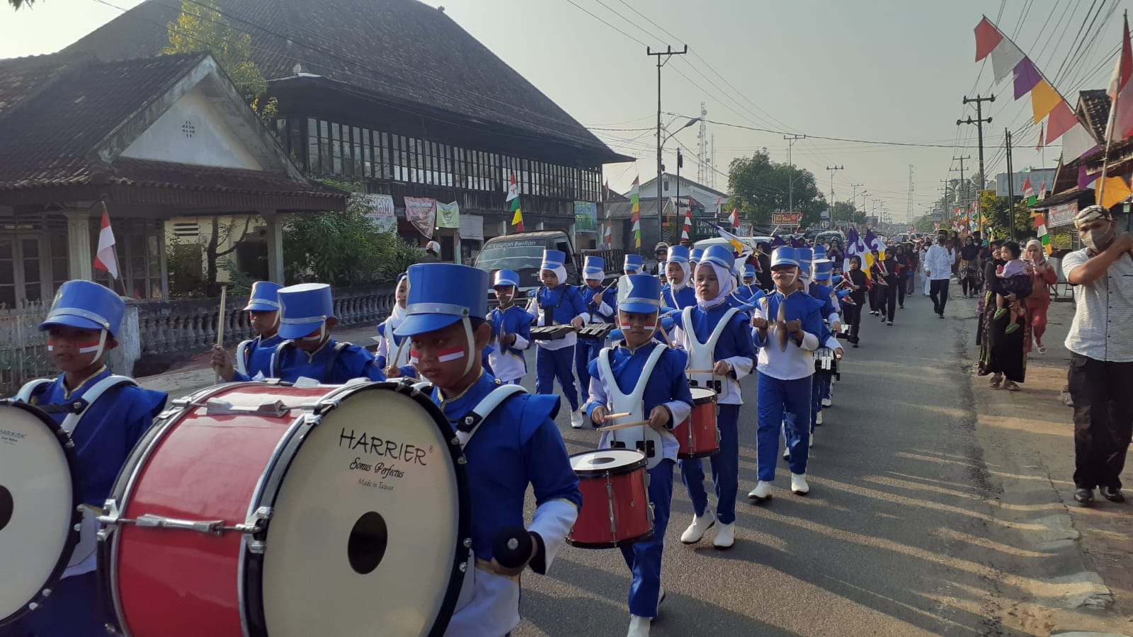 Penuh Semangat, Siswa SD Ikuti Pawai Kemerdekaan