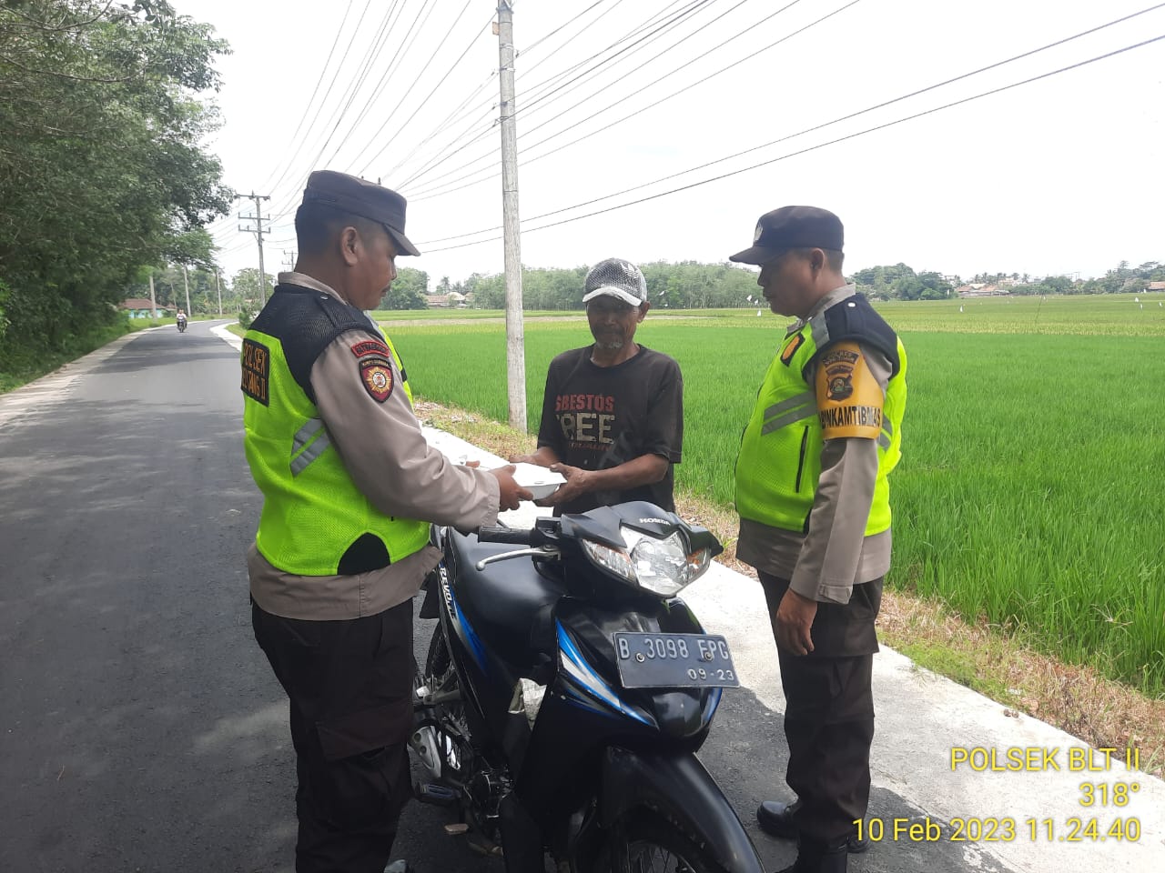 Polsek Belitang II Bersedekah Nasi Kotak 