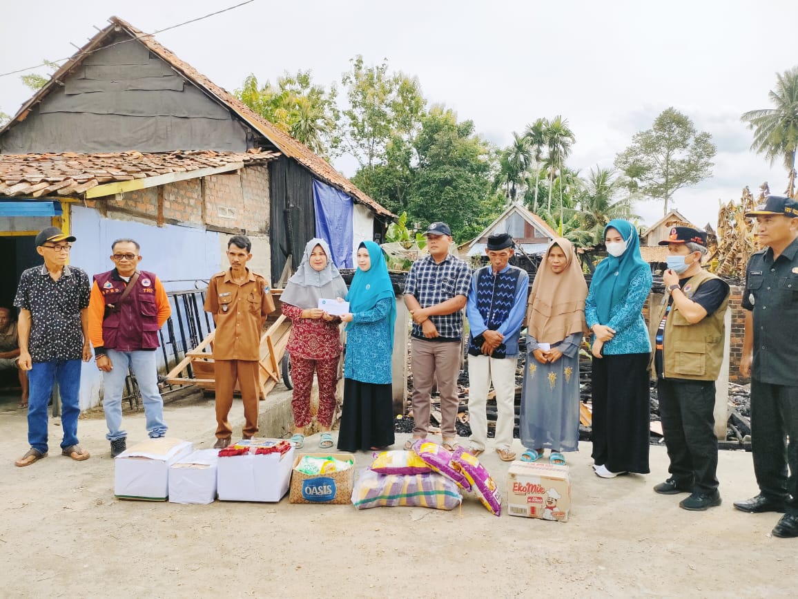 TP PKK OKU Timur Berikan Bantuan Korban Kebakaran di Cempaka