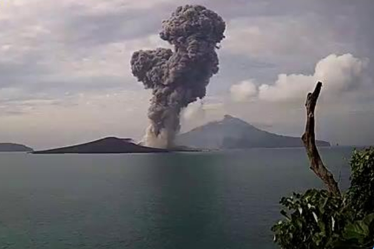 Anak Gunung Krakatau Erupsi