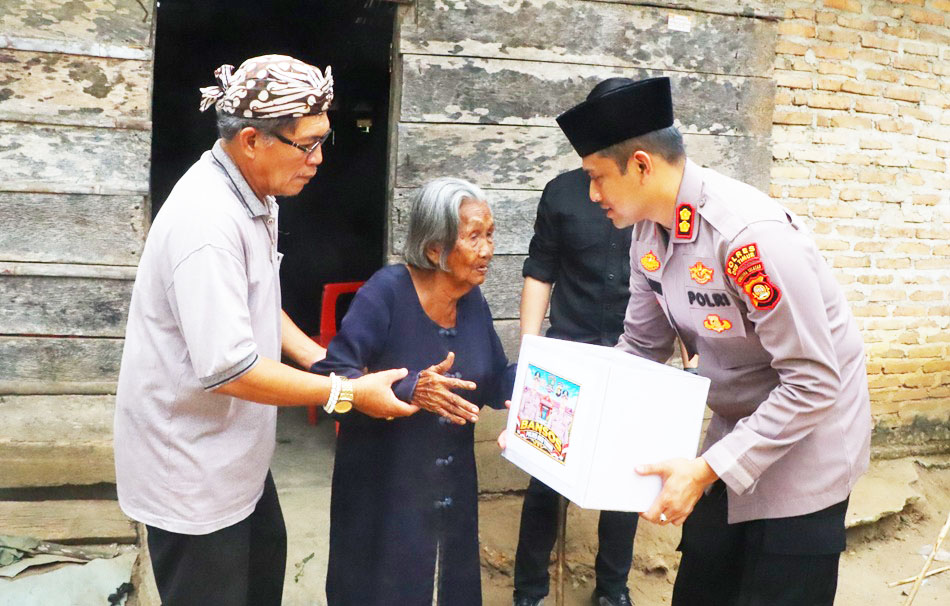 HUT ke-75 Humas Polri, Bantuan Sembako Polres OKU Timur Jadi Berkah Bagi Warga