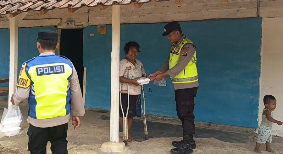 Polsek Belitang III OKU Timur Gelar Aksi Sedekah dan Berbagi Paket Makanan kepada Warga