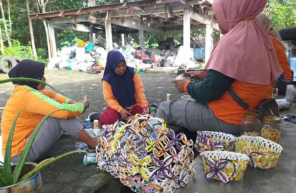 DLH OKU Timur Olah Barang Bekas jadi Kerajinan Tangan Bernilai Ekonomis, Berdayakan Pegawai Harian Lepas