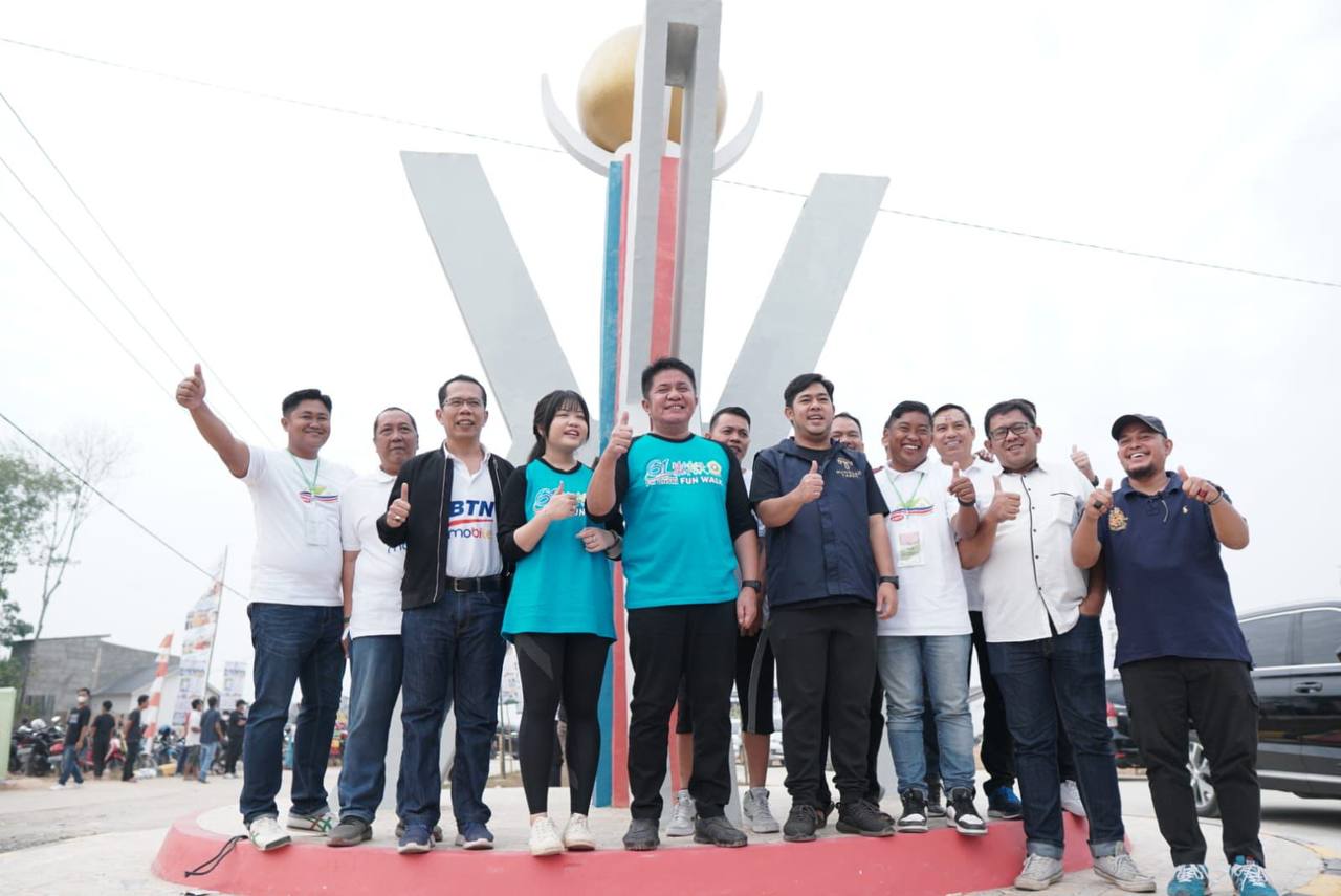 Ribuan Warga Antusias Ikuti Jalan Sehat dan Lomba Panjat 17 Pinang di Kecamatan Gandus