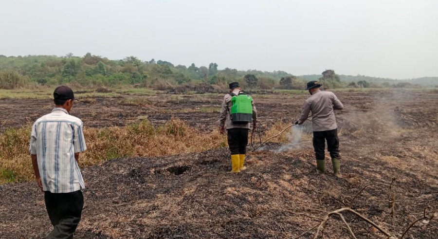 Padamkan Sisa Kebakaran Rawa, Tim Gabungan Polsek Madang Suku II Disiplin Cek Titik Hotspot
