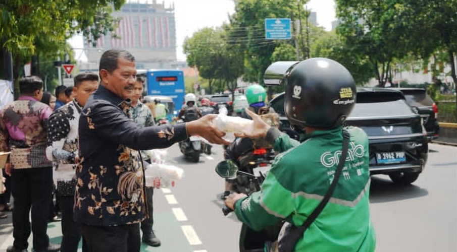 Dirjenpas Bagikan Ratusan Paket Makan Siang Gratis untuk Masyarakat 