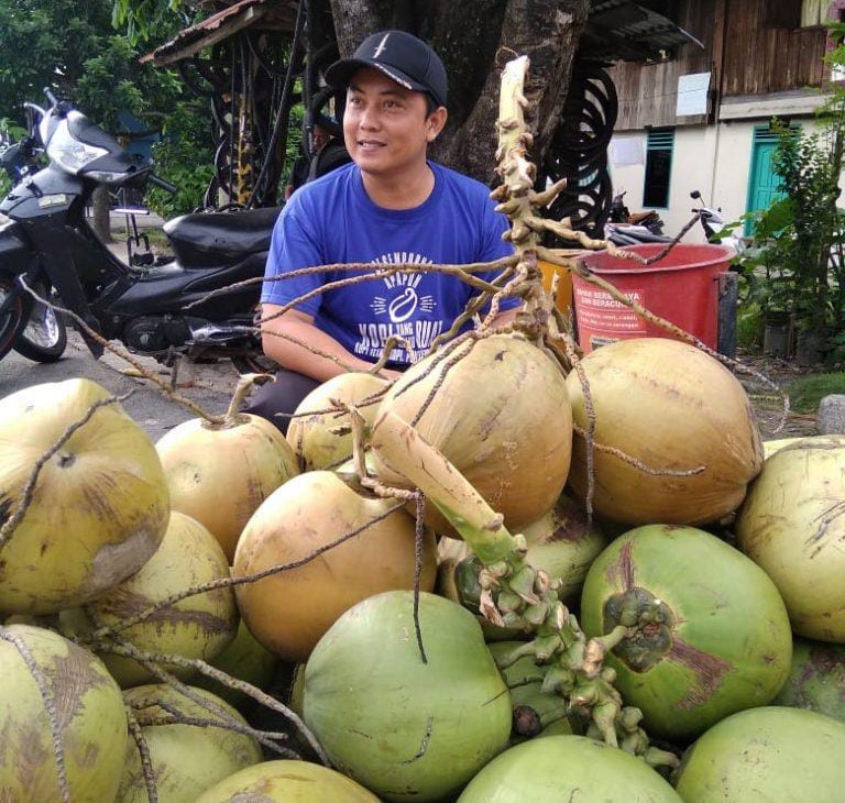 Jelang Berbuka Puasa, Kelapa Muda Diburu Pembeli, Harganya Ekonomis Banget!