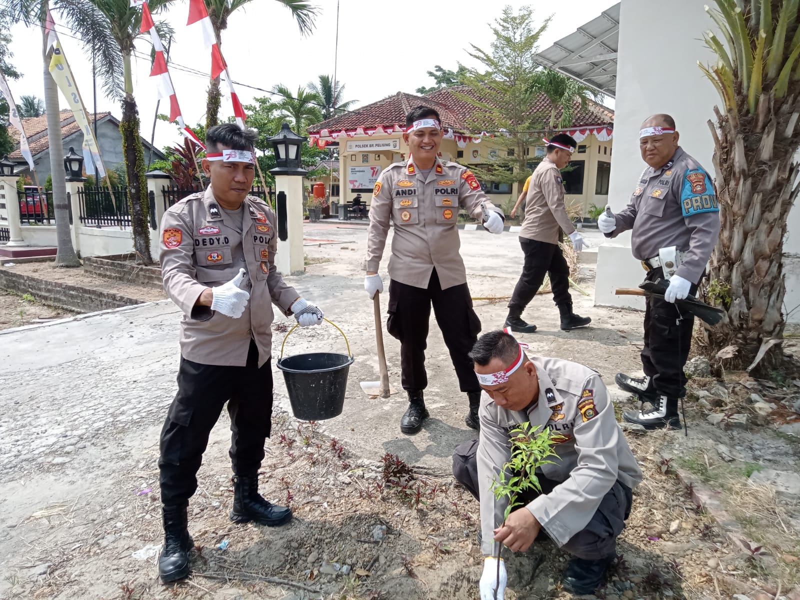 Polsek BP Peliung Tanam 150 Batang Pohon untuk Penghijauan