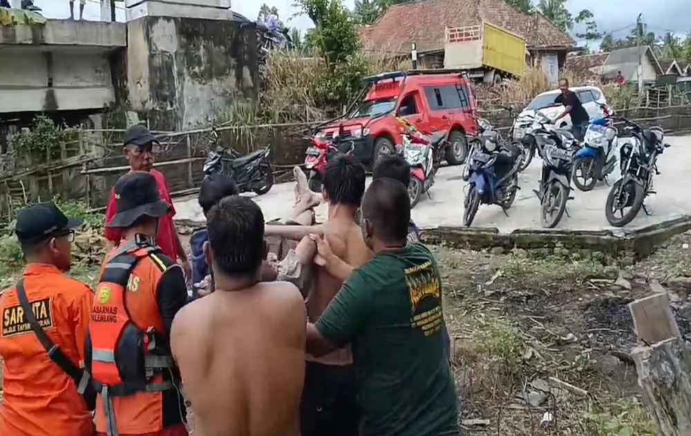 Saudara Kembar Tenggelam Ketika Sedang Memancing di Sungai Komering OKU Timur, Diduga Terpeleset