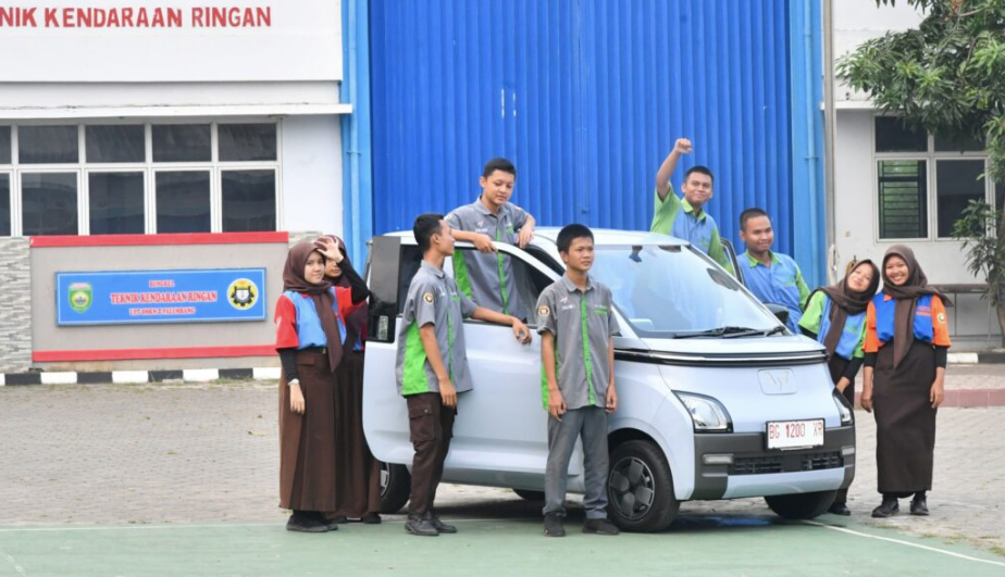 Singkat, Mobil Listrik Hadiah dari Presiden Jokowi untuk Praktik Siswa SMKN 2 Palembang