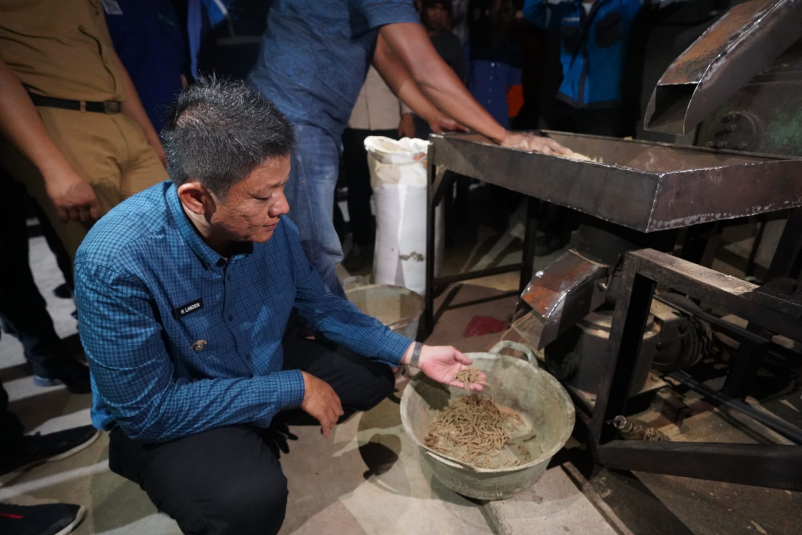 Inovasi Teknologi Pakan Ikan, Bupati Enos Launching Program Listrik Masuk Kolam