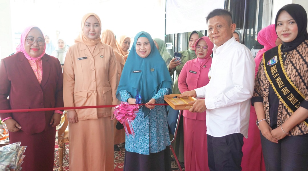 Bupati OKU Timur dan Ketua PKK Launching Warung Koperasi dan Program Tukor-Tukoran