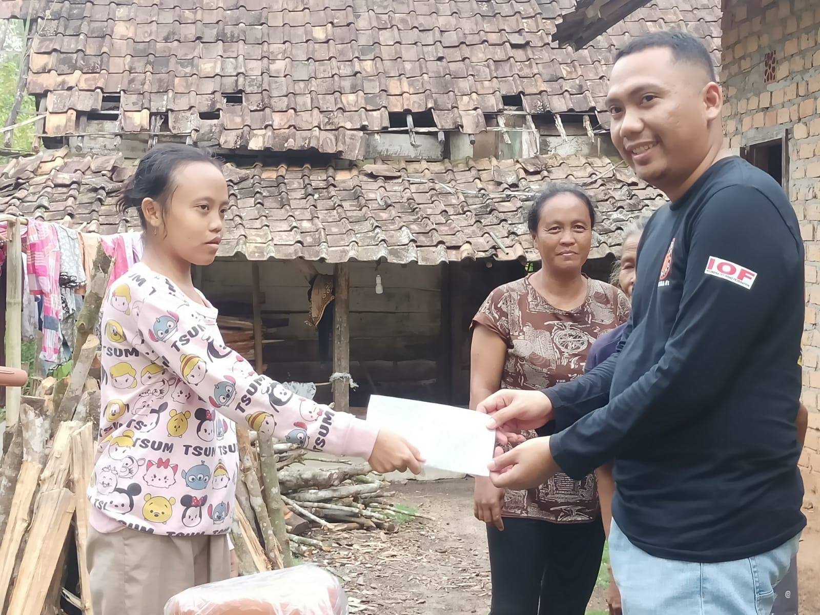 Seva Beri Kado Spesial Untuk Sayu Siswi SMK Istiqlal Sidomulyo Belitang