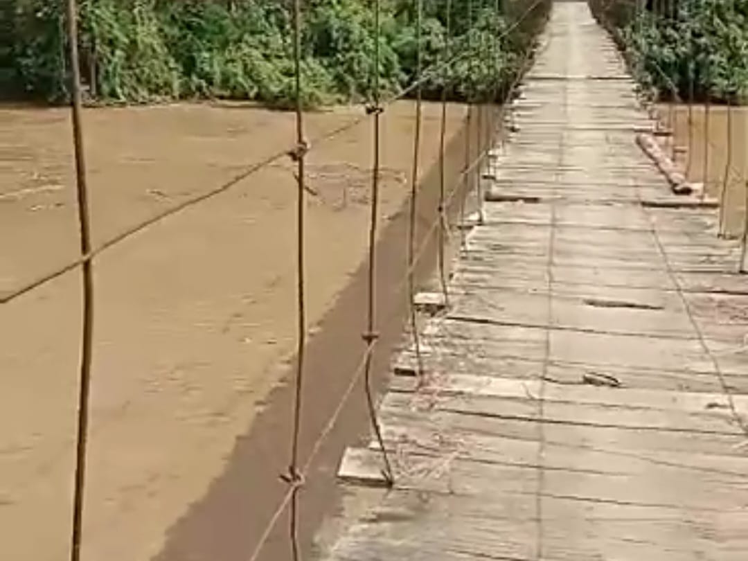 Sedikit Lagi Air Nyentuh Jembatan Gantung Karang Agung Simpang OKUS