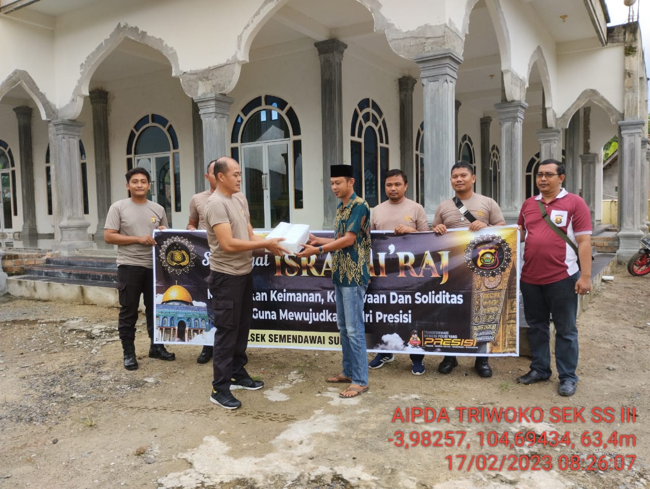 Sambut Isra Mi'raj Polsek Semendawai Suku III Bersihkan Masjid dan Salurkan Sembako