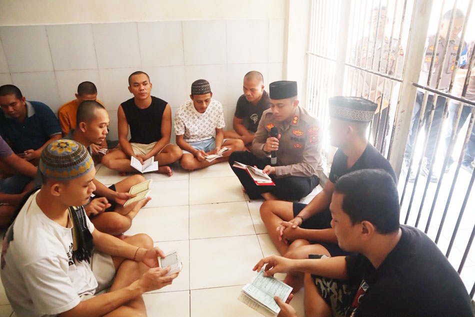 Hari Santri Nasional, Kapolres OKU Timur Ngaji Bersama Tahanan di Rutan