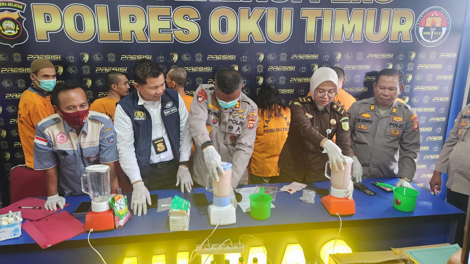 Satres Narkoba Polres OKUT Musnahkan 823 Butir Ekstasi Dengan Cara Diblender 