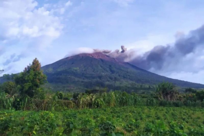 Usai Gunung Semeru, Kini Gunung Kerinci Erupsi