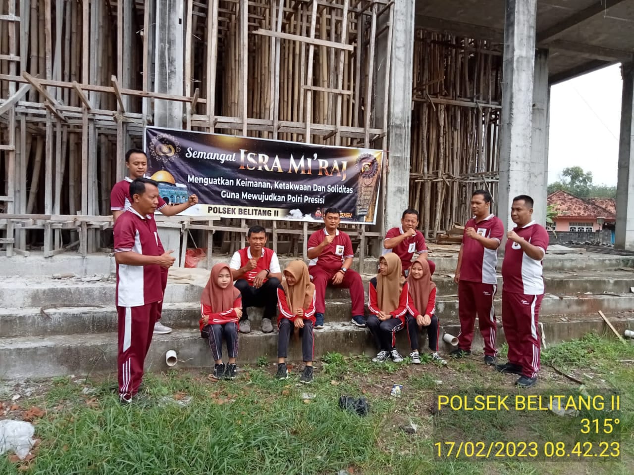 Bakti Sosial Polsek Belitang II dengan Bersihkan Masjid 