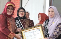 Bunda PAUD OKU Timur dr. Sheila Terima Penghargaan dari Kemendikdasmen