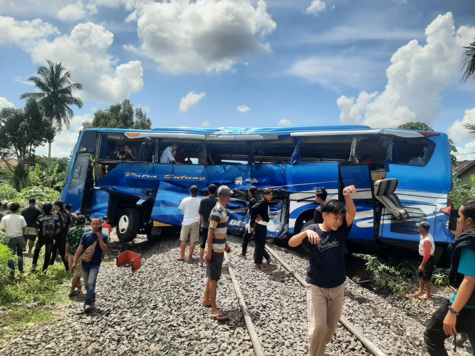 Mobil Bus Putra Sulung Ringsek Disambar Ular Besi, Korban Banyak Berjatuhan