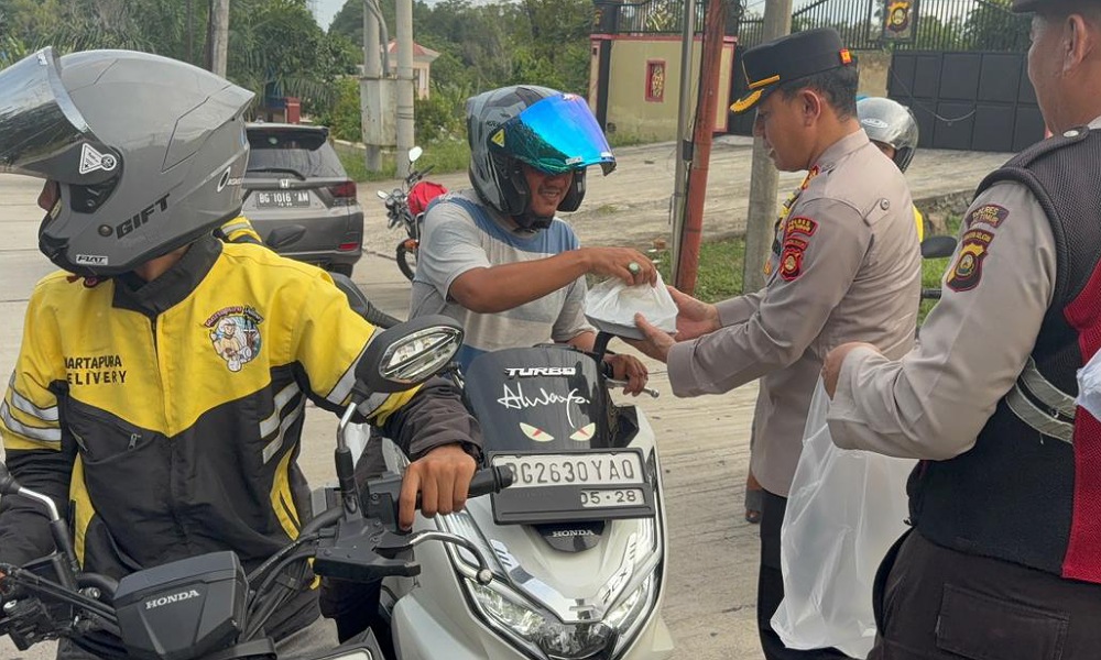 Bulan Ramadan 1447 H, Polres OKU Timur Bagikan Takjil