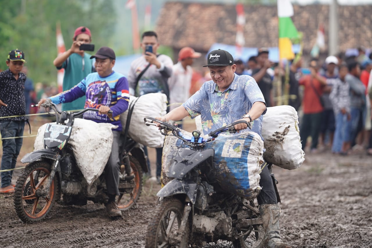 Jajal Trek Berlumpur, Bupati OKU Timur Ikut Lomba Ojek Jagung, Suasana Jadi Seru