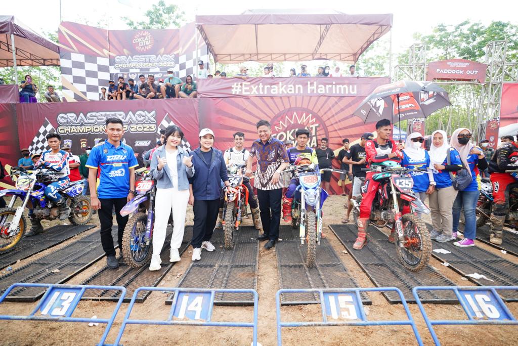 Bupati Enos Buka Kejuaraan Grasstrack Bupati OKU Timur Cup Tingkat Sumatera Selatan 2023