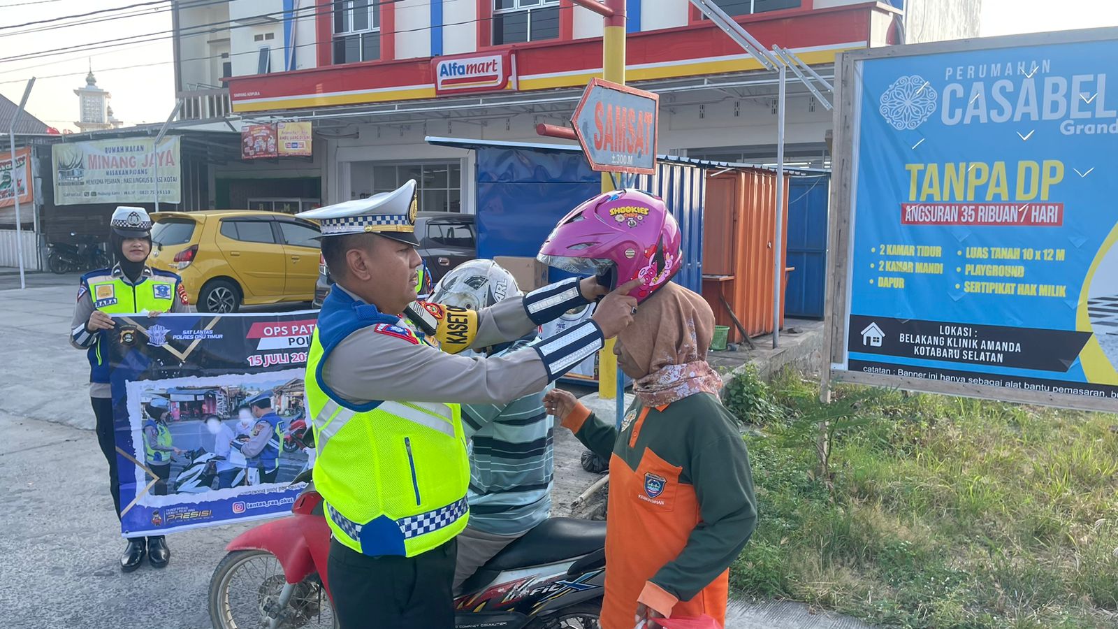 Keren, Satlantas Polres OKU Timur Bagikan Reward Helm Hingga Jaket Kepada Pengendara Patuh Lalu Lintas