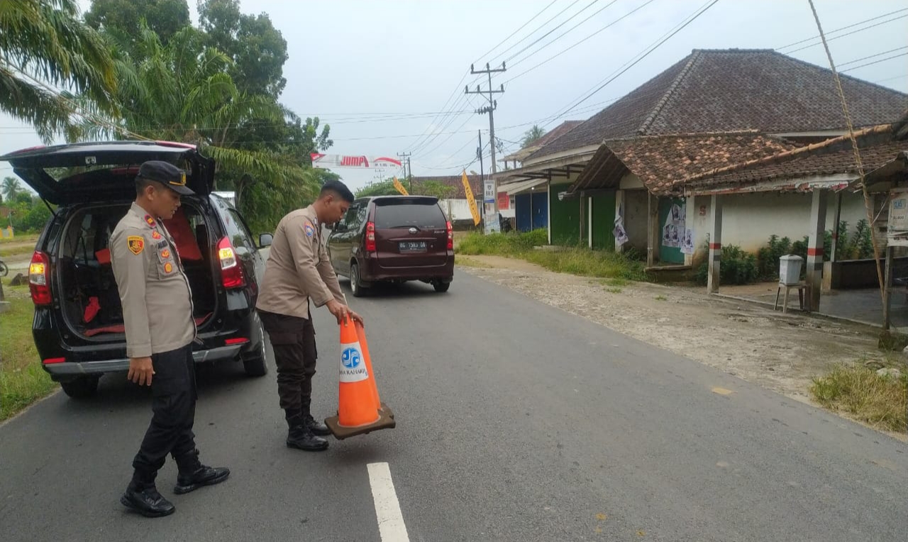 Antisipasi Kecelakaan, Polsek BMT Pasang Traffic Cone