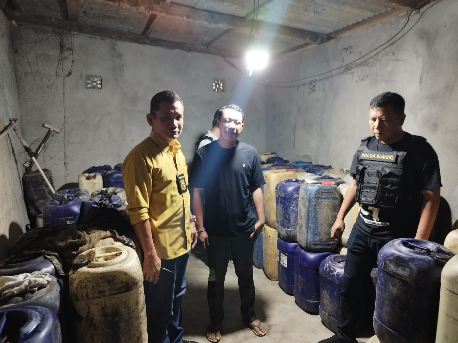 Unit Pidsus Polres OKU Timur Gerebek Gudang Penimbunan Minyak Oplosan, Pelaku Ditangkap