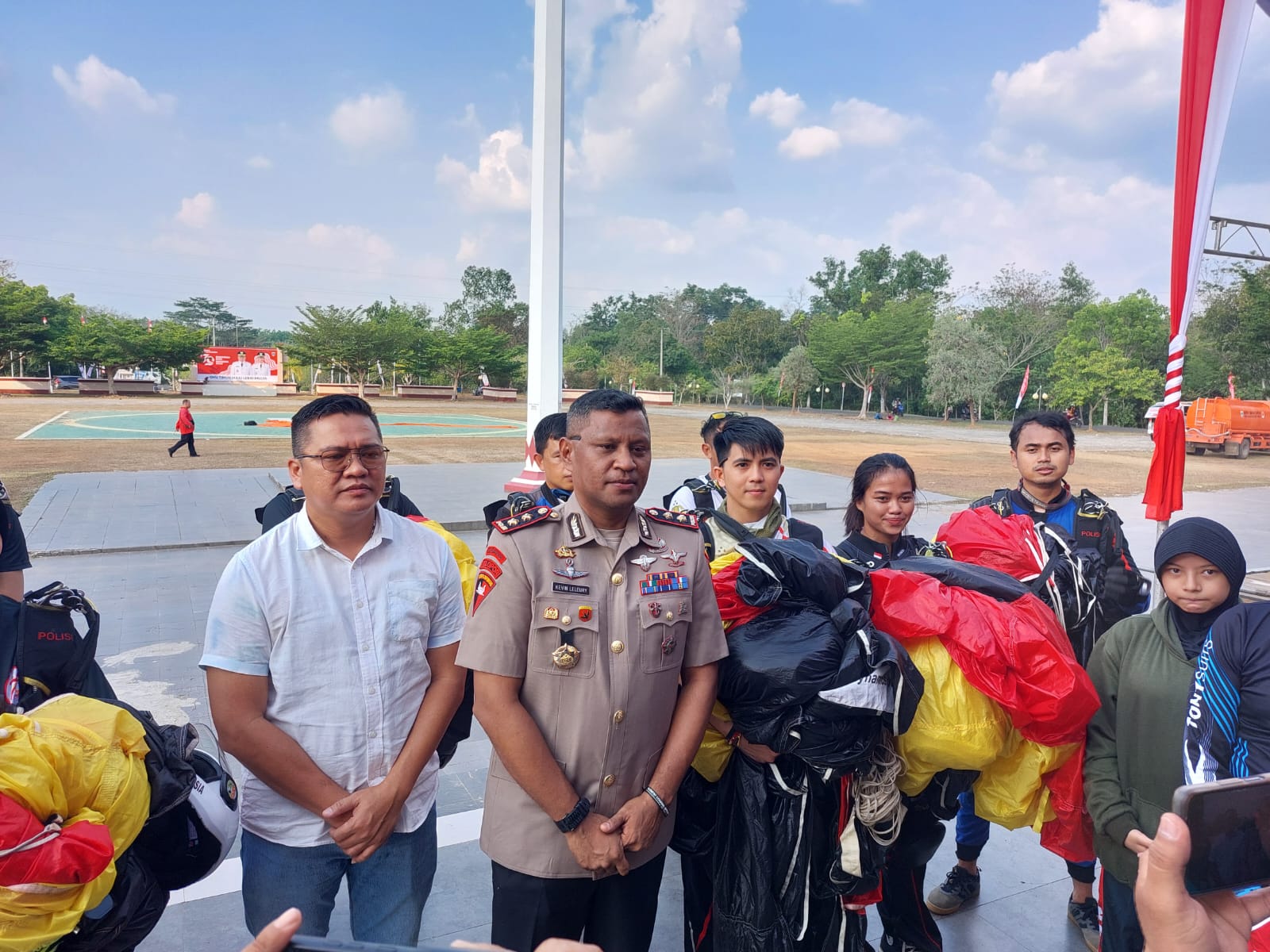 Wow, 5 Bendera Akan Dikibarkan Penerjun Payung di Langit OKU Timur, Dipersembahkan Kapolres AKBP Kevin Leleury