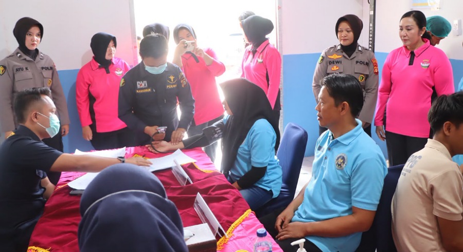 Bhayangkari OKU Timur Gelar Cek Kesehatan dan Bagi Masker di SPPG Bunga Mayang