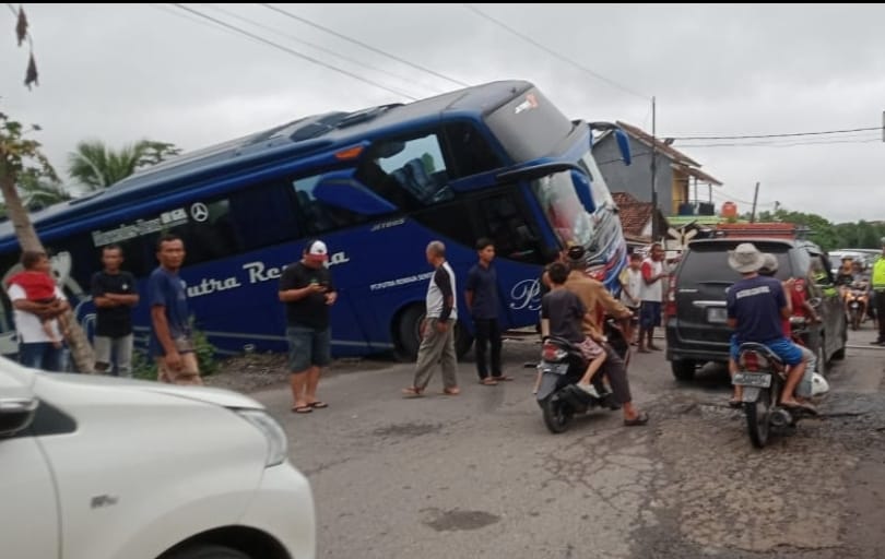 Innalillahi, Bus Putra Remaja Tabrakan dengan Kereta Api Babaranjang di Kota Baru