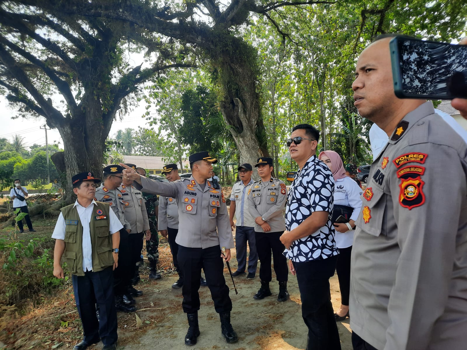 Antisipasi Karhutla, Kapolres OKU Timur AKBP Dwi Agung Setyono Beri Puluhan Peralatan Pemadam Api