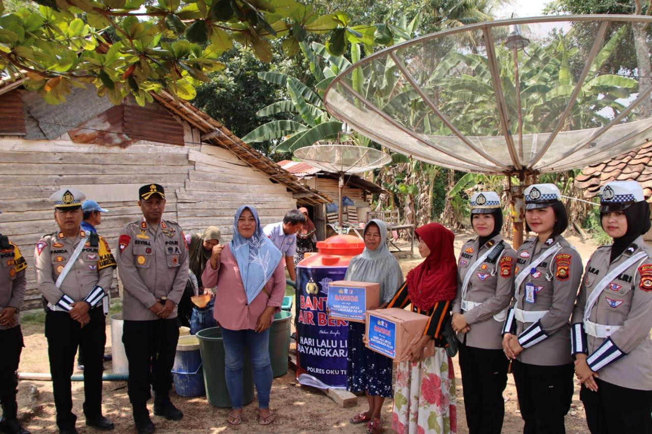 Sambut HUT Lantas, Satlantas Polres OKU Timur Gelar Bakti Sosial Pembagian Sembako Hingga Air Bersih