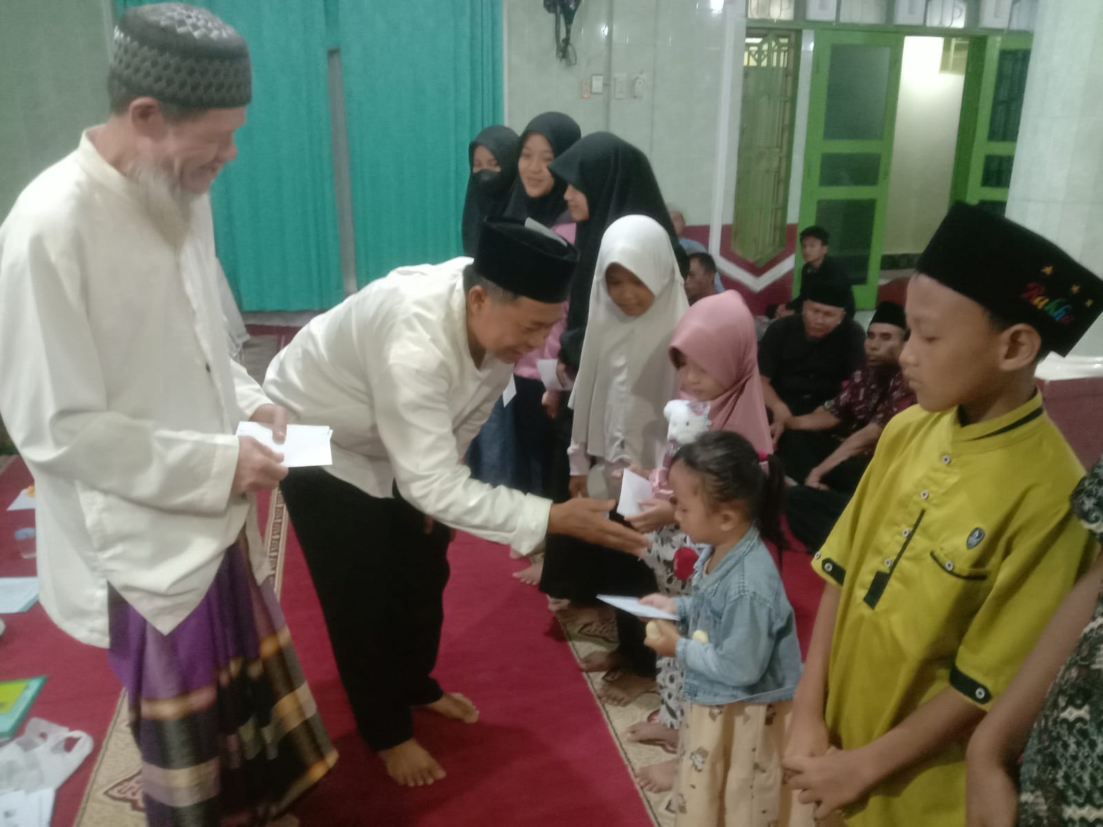 Pengurus Masjid Darussalam Santuni Anak Yatim Piatu