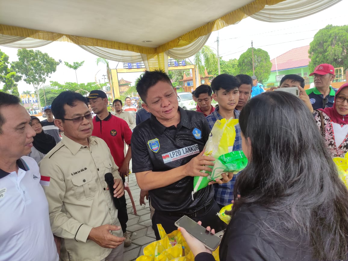 Bentuk Kepedulian, Bupati OKU Timur Lanosin Buka Gebyar Pasar Murah Di Alun-alun Sebiduk Sehaluan 