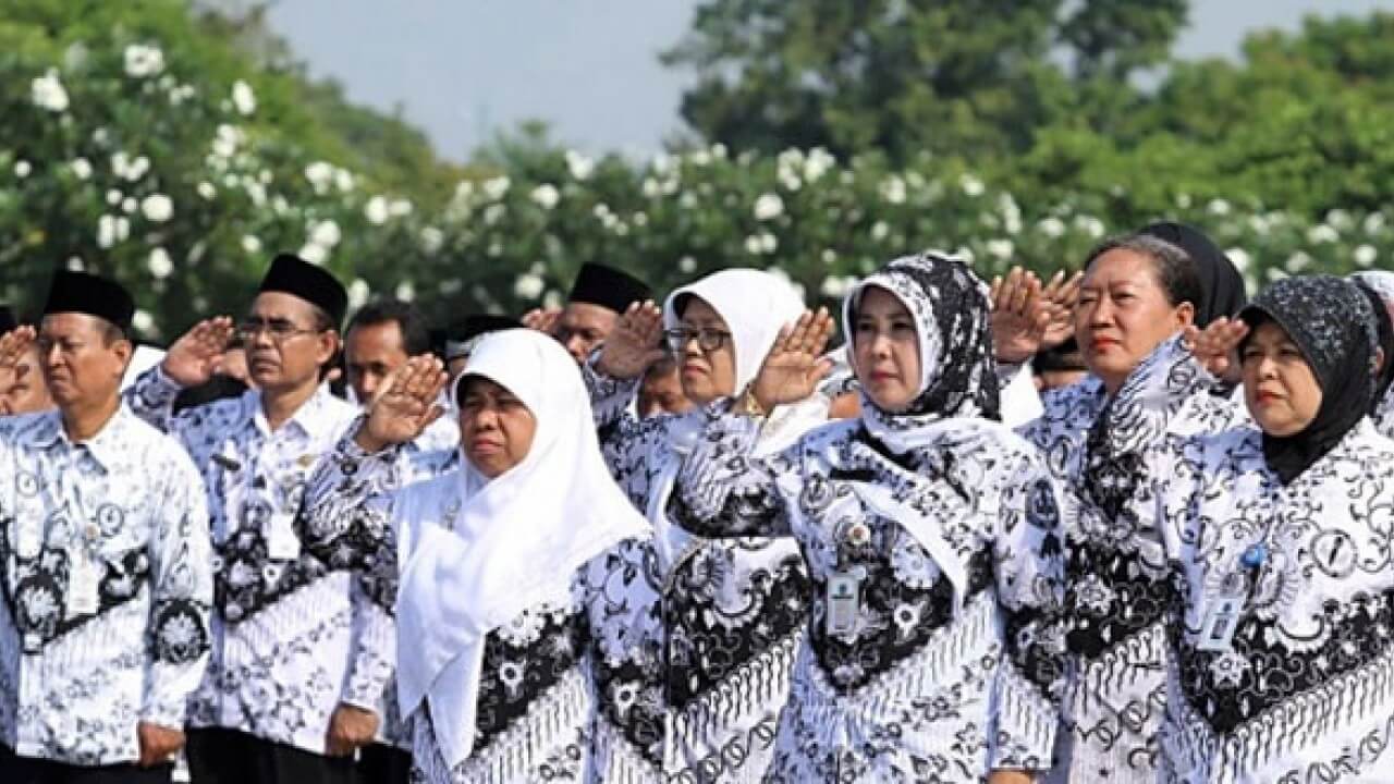 Batas Usia Pensiun Guru PNS Jadi 65, untuk TNI Polri Tetap 53