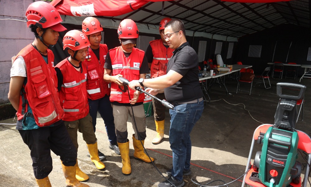 PMI Manfaatkan Teknologi Bosch untuk Membersihkan Endapan Lumpur dan Sisa Material Banjir