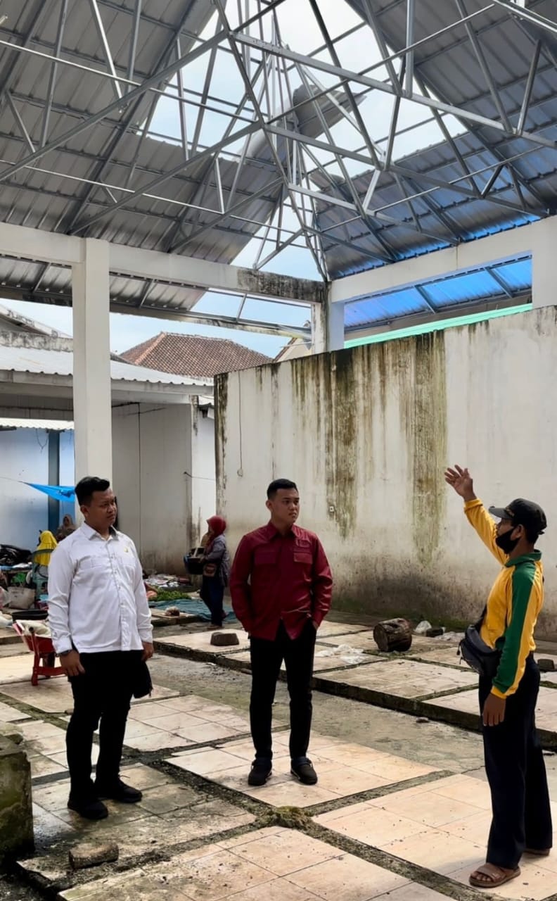 Kerusakan Bangunan Pasar Rawa Bening Dikeluhkan Pedagang, Anggota DPRD M Irfanjid Turun Tangan