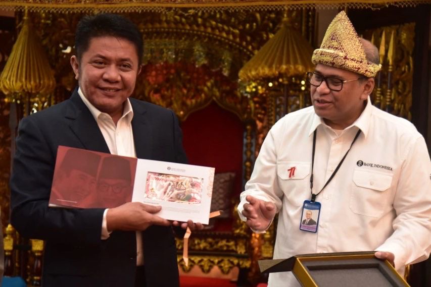 Herman Deru Orang Pertama di Sumsel Terima Album 7 Lembar Uang Rupiah Kertas Baru Tahun Emisi 2022