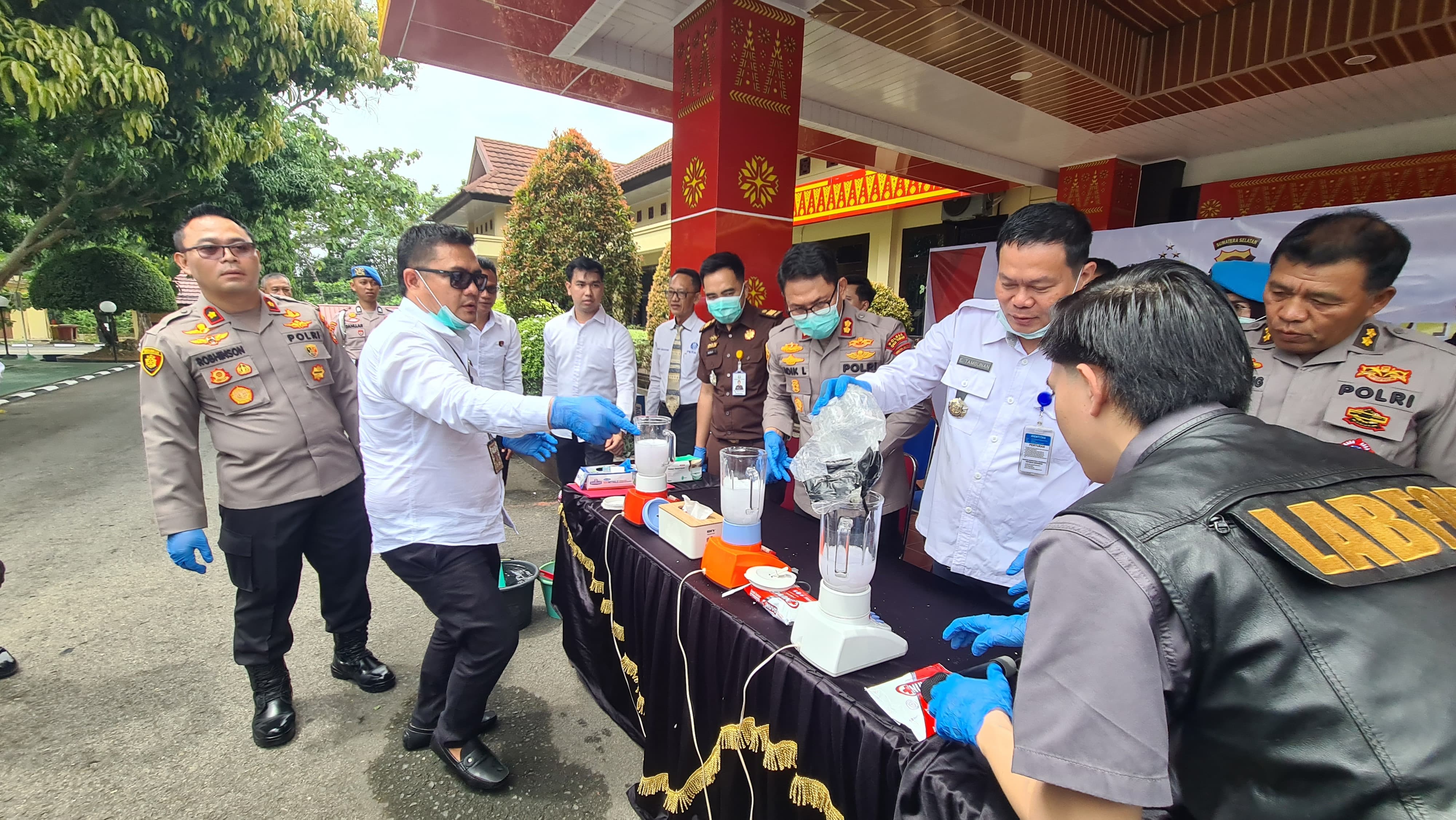 Satresnarkoba Polres OKUT Musnahkan Sekilo Sabu dengan 3 Blender 
