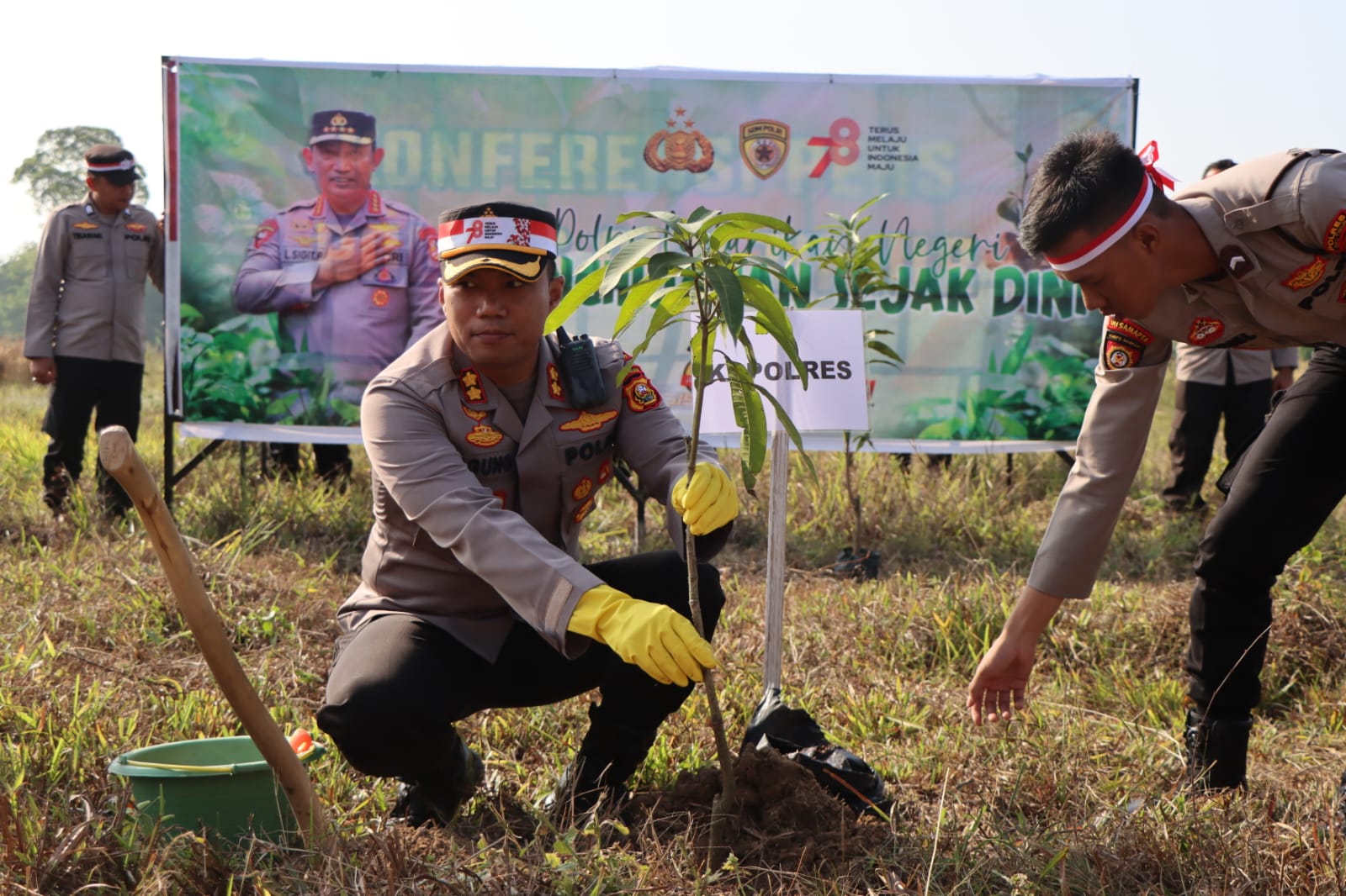 Lestarikan Alam Bumi Sebiduk Sehaluan, Kapolres OKU Timur AKBP Dwi Agung Sebar 2500 Bibit Pohon ke Polsek