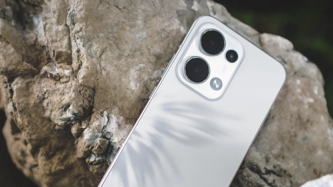 Pilih Vivo V30 Pro 5G atau OPPO Reno13 5G: Jangan Salah Beli, Spek Tak Kalah Gahar